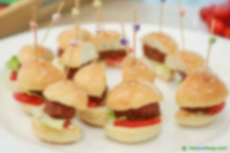 2019年10月16日，金字火腿股份有限公司在上海發(fā)布“人造肉”植物肉餅。 視覺中國 圖