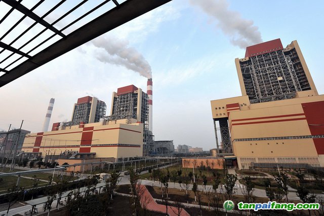 發(fā)電企業(yè)主要是大型國有企業(yè)，其排放數(shù)據(jù)管理更規(guī)范、更完善。圖為上海外高橋第三發(fā)電有限責(zé)任公司發(fā)電廠外景。攝影/章軻