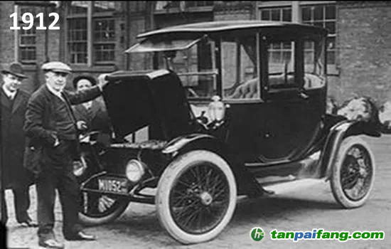 圖1 1912年，愛(ài)迪生跟他的電動(dòng)車(chē)合影。