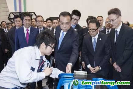 圖2 2018年5月13日，李克強(qiáng)總理參觀日本豐田氫燃料汽車(chē)。