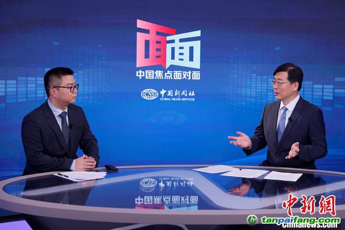 國家氣候變化專家委員會副主任、中國科學(xué)院科技戰(zhàn)略咨詢研究院研究員王毅(右)日前在北京接受<a target='_blank'  data-cke-saved-href='/' href='/'>中新社</a>“中國焦點面對面”專訪。<a target='_blank'  data-cke-saved-href='/' href='/'>中新社</a>記者 蔣啟明 攝