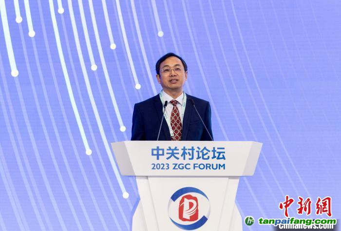 朱慶山研究員在論壇上以“鋼鐵工業(yè)超低碳發(fā)展路徑思考”為題做報(bào)告。　任暉 攝