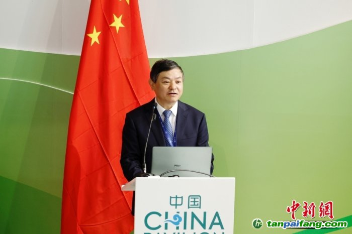 當?shù)貢r間11月30日，《聯(lián)合國氣候變化框架公約》第28次締約方大會(COP28)中國角開幕式暨“生態(tài)文明與美麗中國實踐”邊會在迪拜舉行。圖為中國生態(tài)環(huán)境部部長黃潤秋在邊會上發(fā)表致辭。<a target='_blank'  data-cke-saved-href='/' href='/'>中新社</a>記者 韓海丹 攝